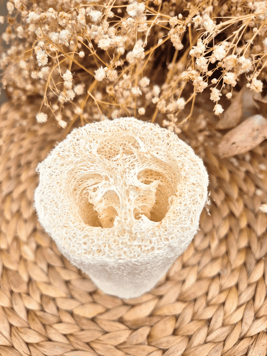 Kleine Auszeit Wellness-Geschenkset – plastikfreie Naturkosmetik-Accessoires wie Sisal-Blume, Peeling-Handschuh, Massagebürste und Seife in Zinkwanne