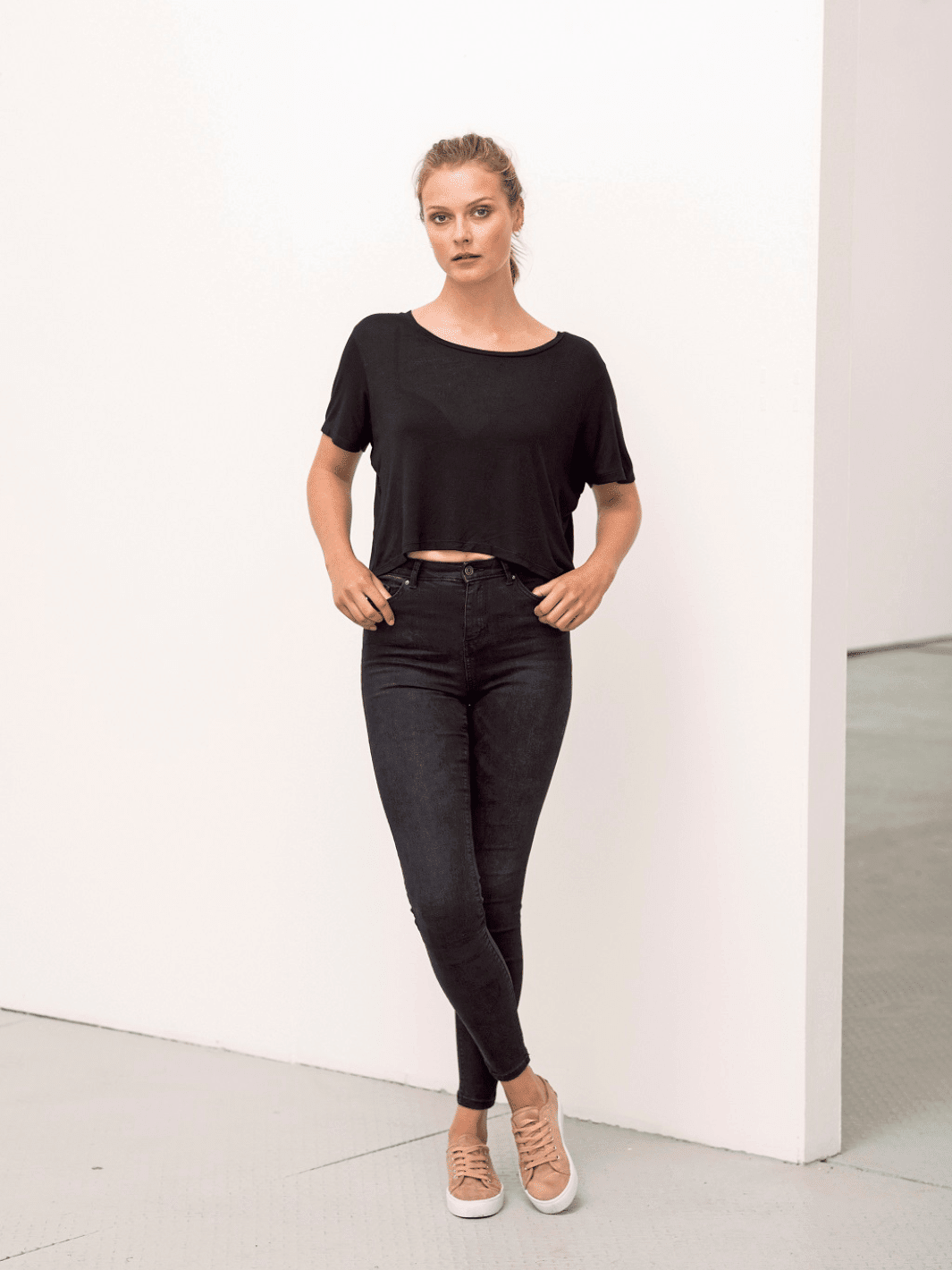 Crop Top (Auslaufartikel) Model mit schwarzem Shirt