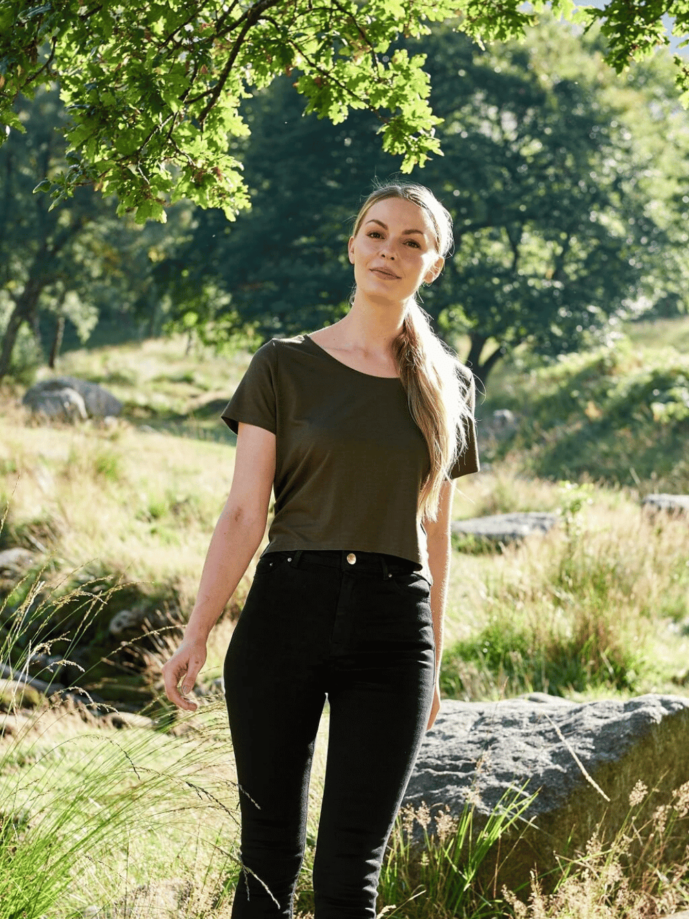 Crop Top (Auslaufartikel) Model mit Shirt in fern green