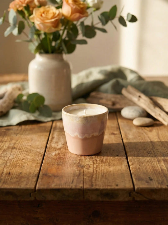 Kerze imEspressobecher aus Steinzeug mit duftfreiem Sojawachs in Rosa. Achtsame Geschenke für Frauen bei Alles auf Anfang in Bedburg, NRW