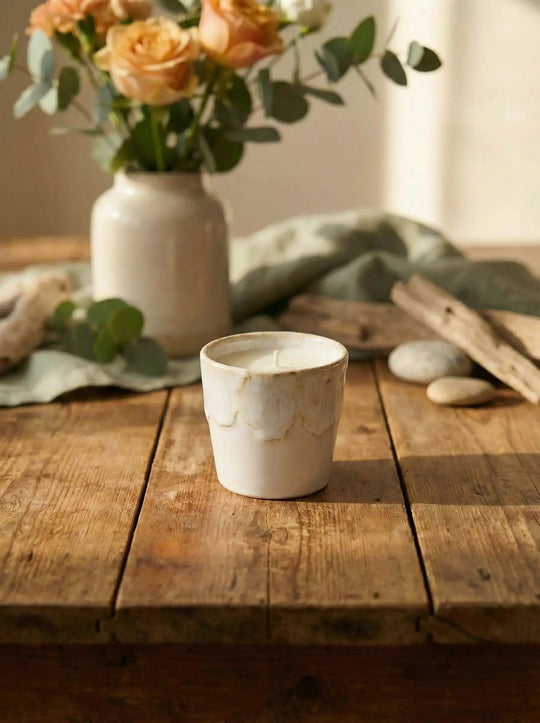 Kerze im Espressobecher aus Steinzeug mit duftfreiem Sojawachs in Weiß Achtsame Geschenke für Frauen bei Alles auf Anfang in Bedburg, NRW