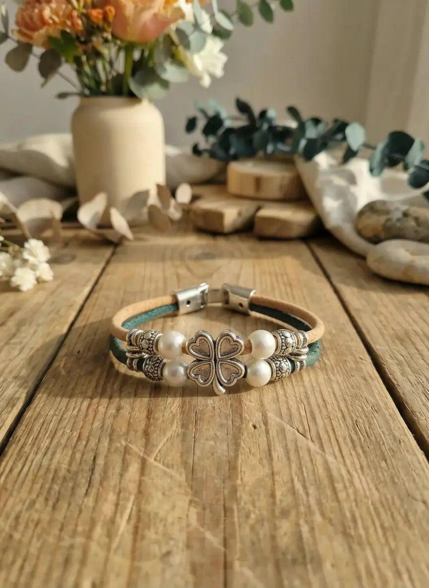 blaugrünes Kleeblatt Korkarmband - achtsame Geschenke für Frauen bei Alles auf Anfang in Bedburg, NRW