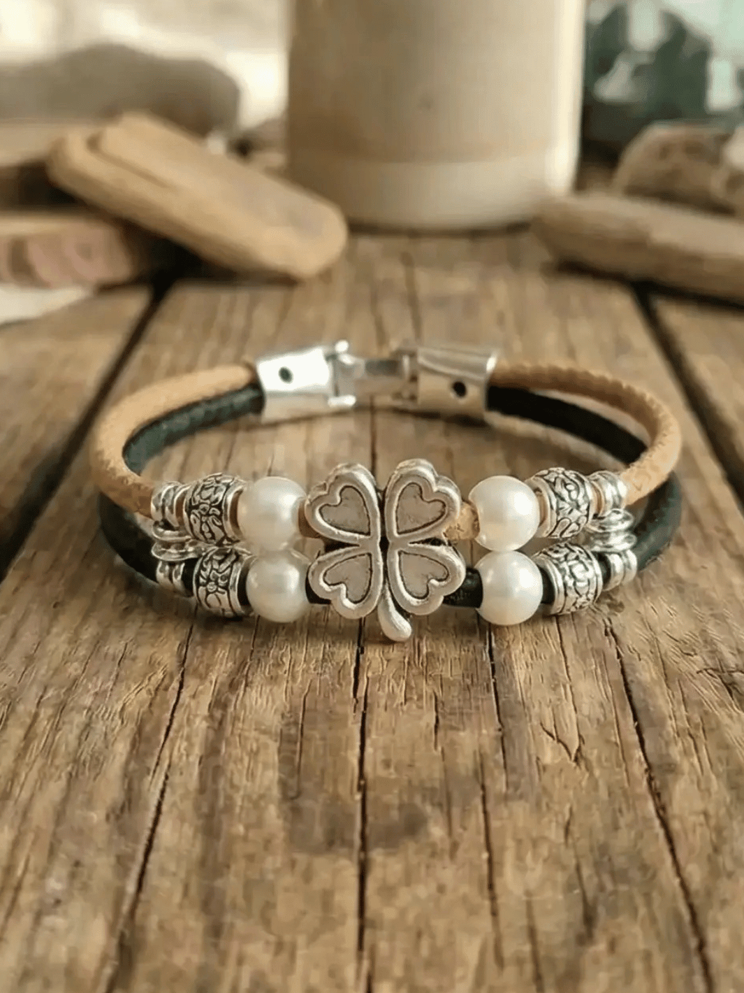 blaues Kleeblatt Korkarmband - achtsame Geschenke für Frauen bei Alles auf Anfang in Bedburg, NRW