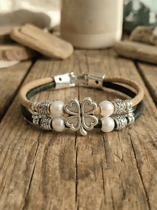 blaues Kleeblatt Korkarmband - achtsame Geschenke für Frauen bei Alles auf Anfang in Bedburg, NRW