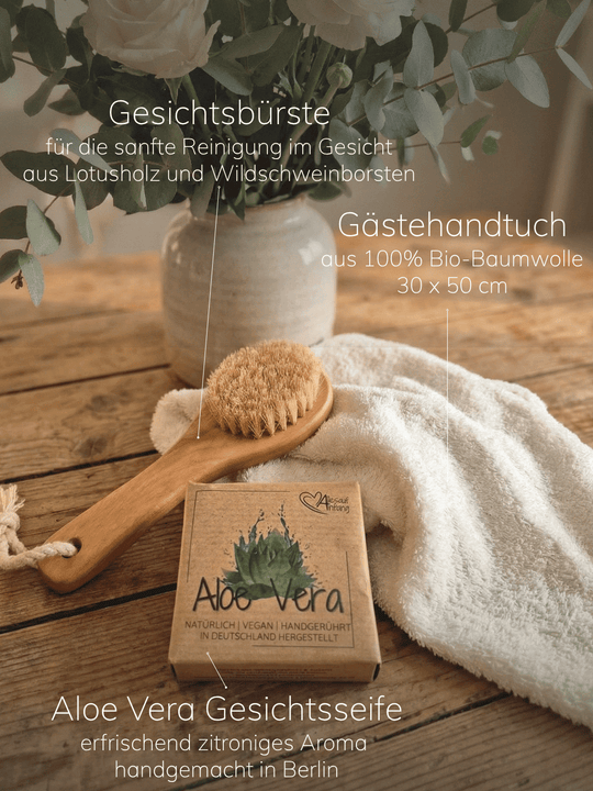 Gesichtsbürste, Gästehandtuch und Seife aus Wellness-Geschenkset. Achtsame Geschenke für Frauen bei Alles auf Anfang in Bedburg, NRW