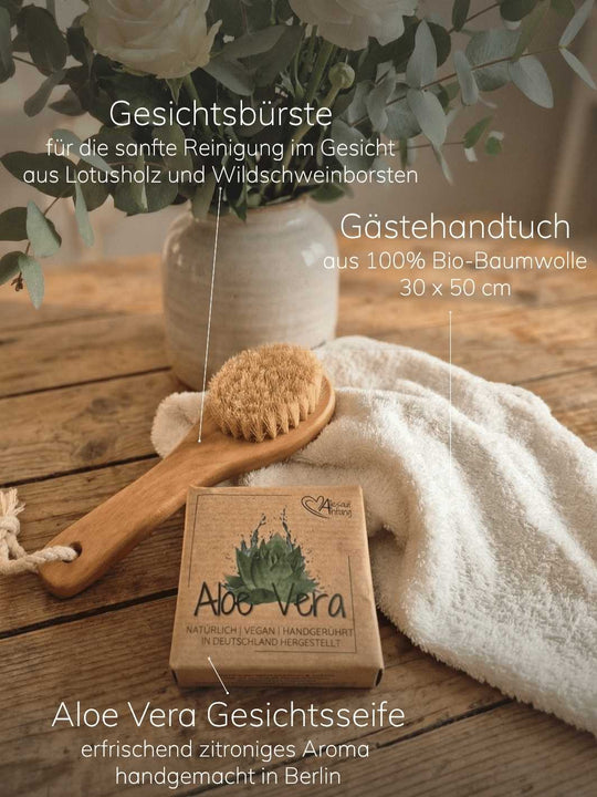 Gesichtsbürste, Gästehandtuch und Seife. Achtsame Geschenke für Frauen bei Alles auf Anfang in Bedburg, NRW