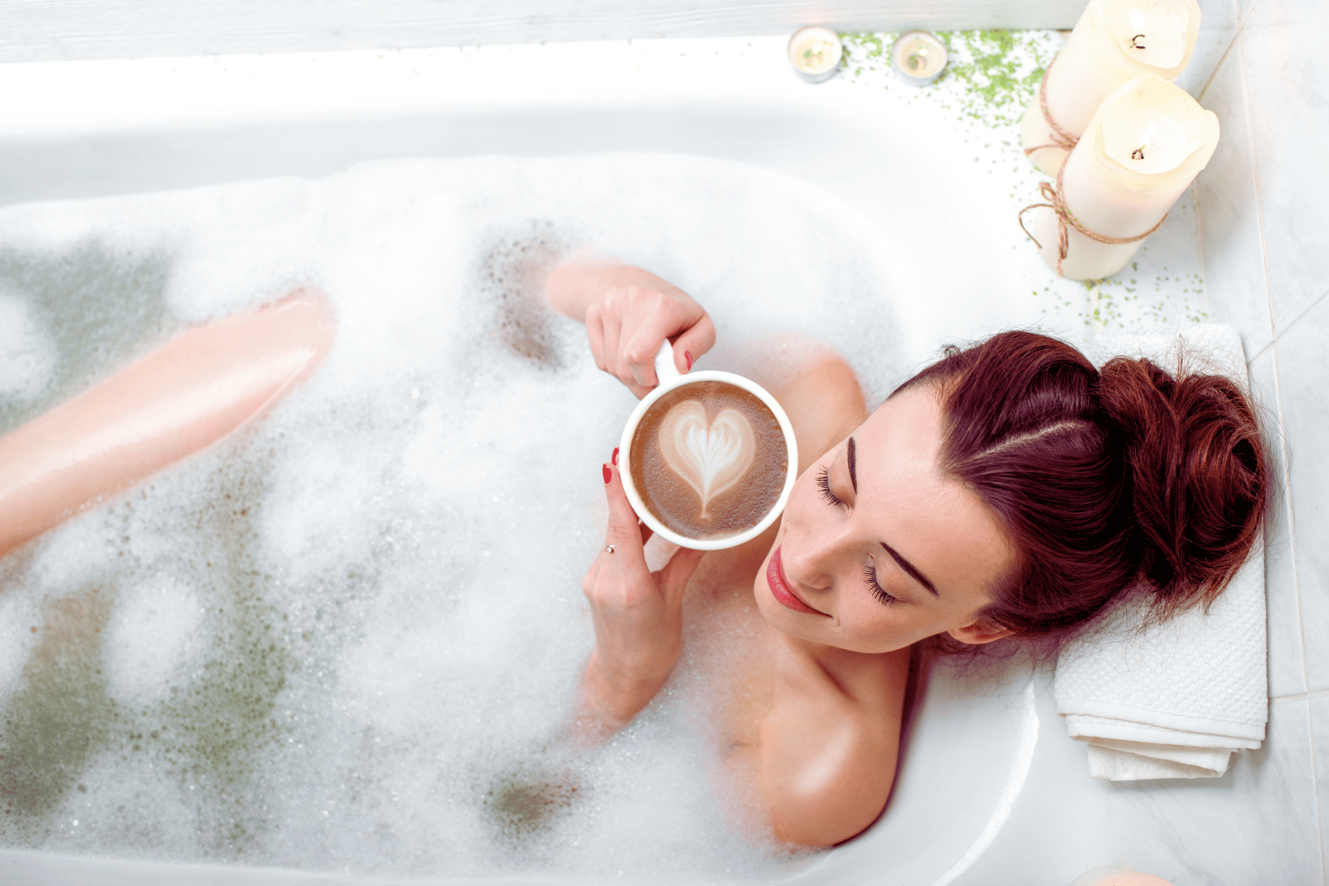 Kleine Auszeiten • die Großes bewirken können. Manchmal braucht es nicht viel, um neue Kraft zu schöpfen: eine Tasse Bio-Tee, ein Löffel Trinkschokolade oder ein Moment der Ruhe mit einem duftenden Pflegeprodukt. Unsere liebevoll ausgewählten Kleinigkeiten schenken genau das – kleine Seelenstreichler für zwischendurch. Für dich selbst oder jemanden, der dir am Herzen liegt.