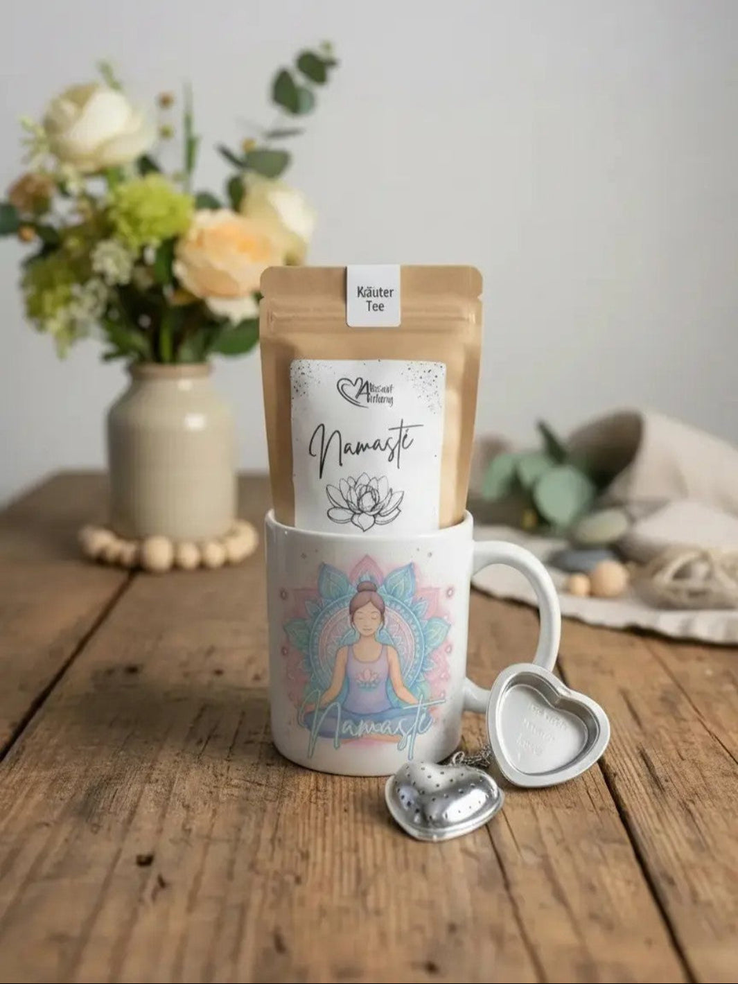 kleines Geschenkset Namaste, bestehend aus Kaffeetasse, Bio-Tee und Teesieb als achtsames Geschenk für Frauen von Alles auf Anfang aus Bedburg, NRW
