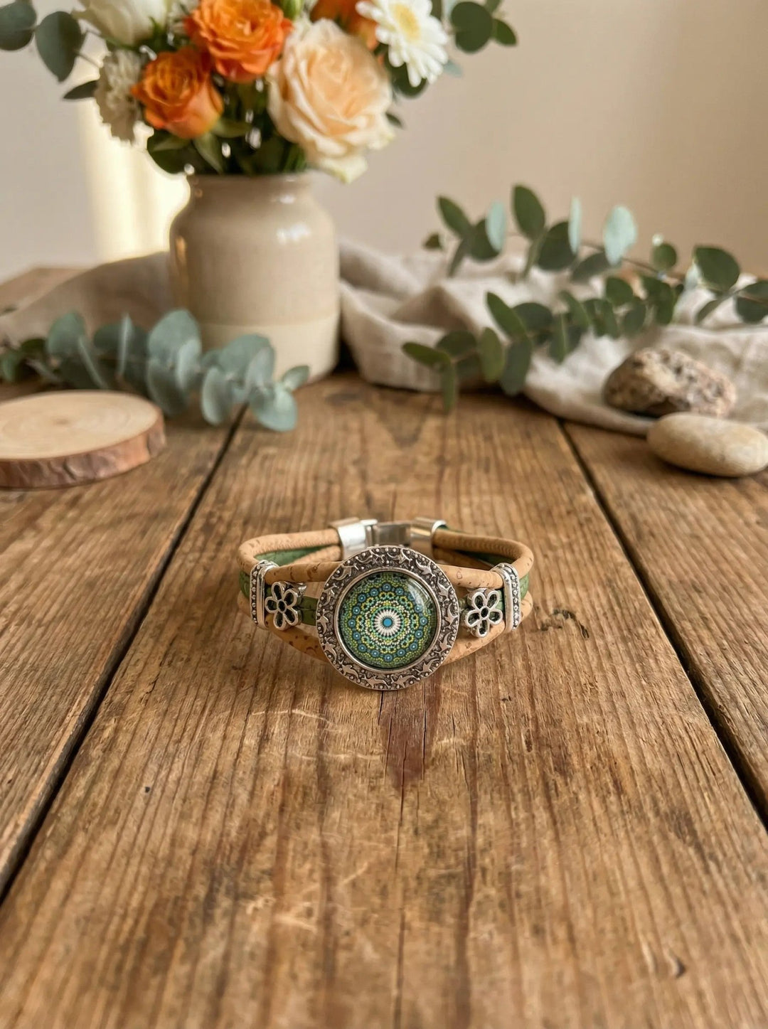 Korkarmband Mandala aus portugiesischem Kork mit Glasapplikation. Achtsame Geschenke für Frauen bei Alles auf Anfang in Bedburg, NRW