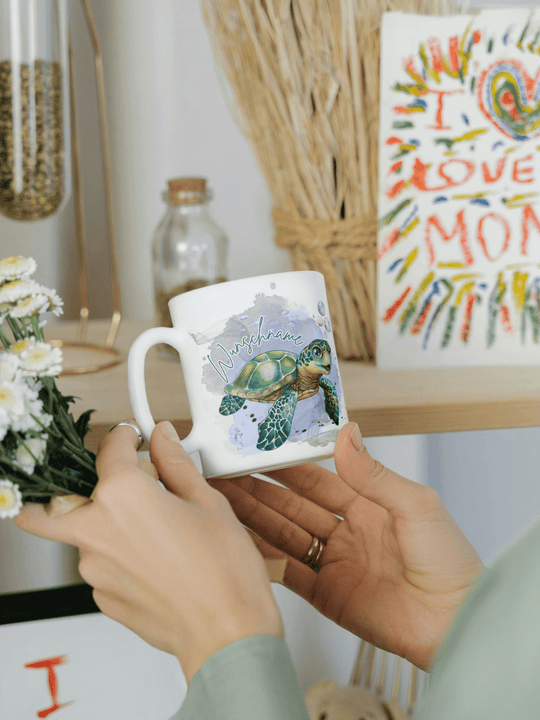Personalisierbare Keramiktasse mit Schildkröten-Motiv, handgefertigt in Deutschland, individuelles Geschenk für Freundin, nachhaltige Tasse für Kaffee oder Tee, liebevoll gestaltetes Motiv, personalisierbar mit Name“