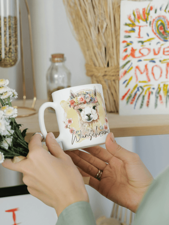 Motiv Lama - Personalisierbare Keramiktassen, handgefertigt in Deutschland, individuelles Geschenk für Freundin, nachhaltige Tasse für Kaffee oder Tee, liebevoll gestaltetes Motiv, personalisierbar mit Name