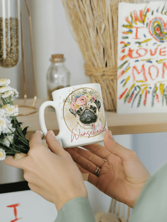 Motiv Mops (Hund) - Personalisierbare Keramiktassen, handgefertigt in Deutschland, individuelles Geschenk für Freundin, nachhaltige Tasse für Kaffee oder Tee, liebevoll gestaltetes Motiv, personalisierbar mit Name