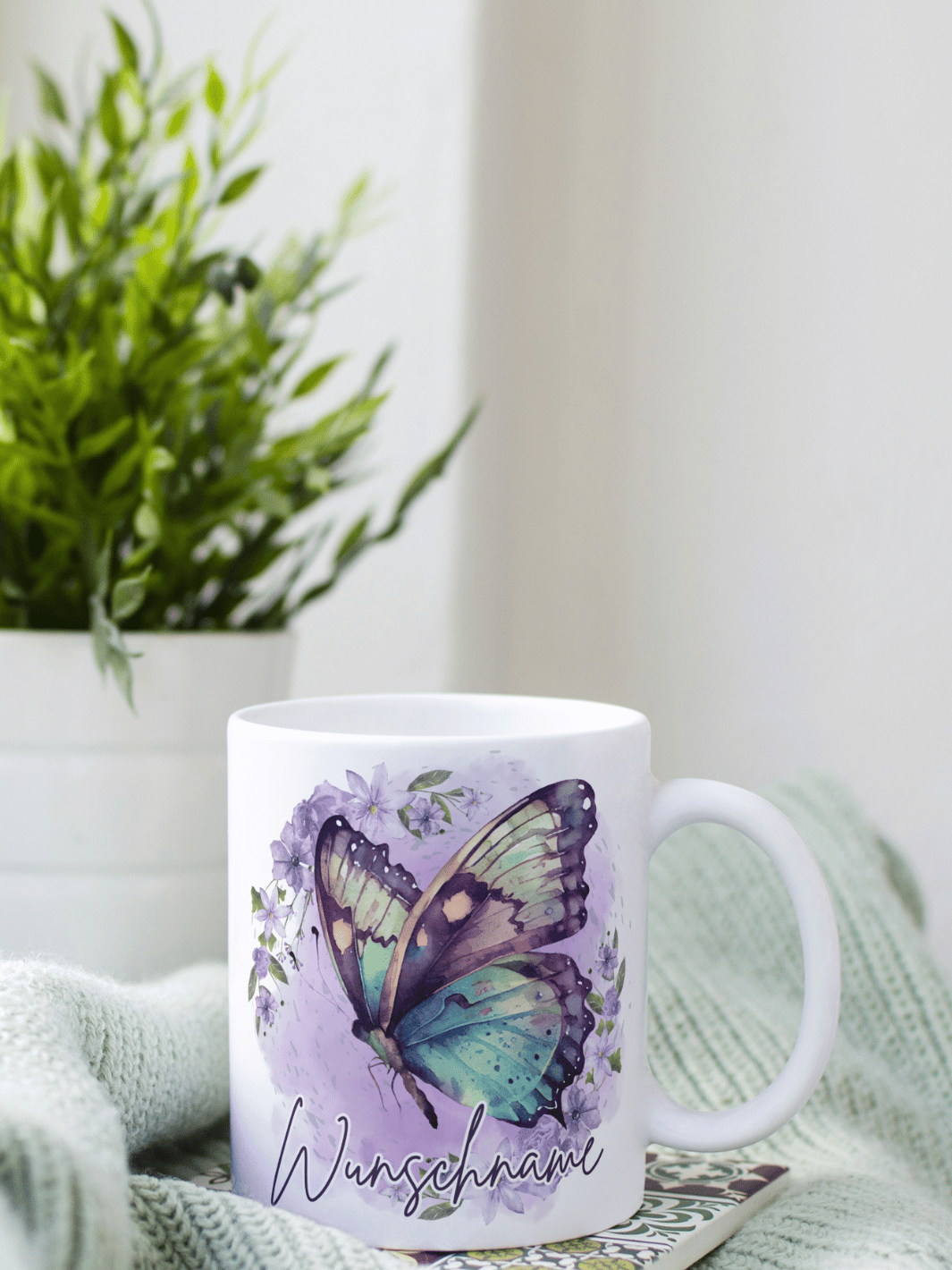 Motiv Schmetterling - Personalisierbare Keramiktassen, handgefertigt in Deutschland, individuelles Geschenk für Freundin, nachhaltige Tasse für Kaffee oder Tee, liebevoll gestaltetes Motiv, personalisierbar mit Name