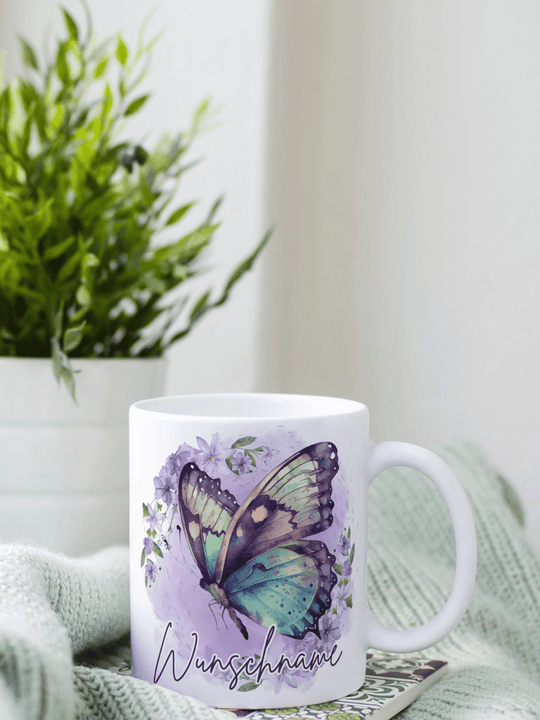 Motiv Schmetterling - Personalisierbare Keramiktassen, handgefertigt in Deutschland, individuelles Geschenk für Freundin, nachhaltige Tasse für Kaffee oder Tee, liebevoll gestaltetes Motiv, personalisierbar mit Name