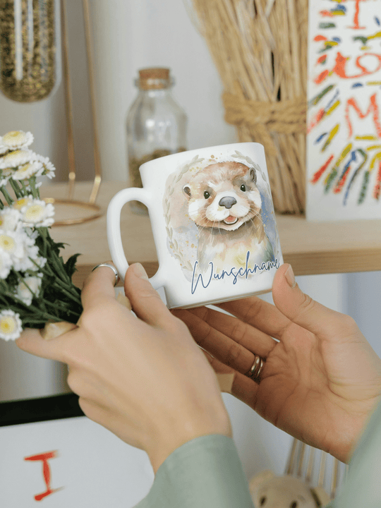 Personalisierbare Keramiktasse mit Otter-Motiv, handgefertigt in Deutschland, individuelles Geschenk für Freundin, nachhaltige Tasse für Kaffee oder Tee, liebevoll gestaltetes Motiv, personalisierbar mit Name