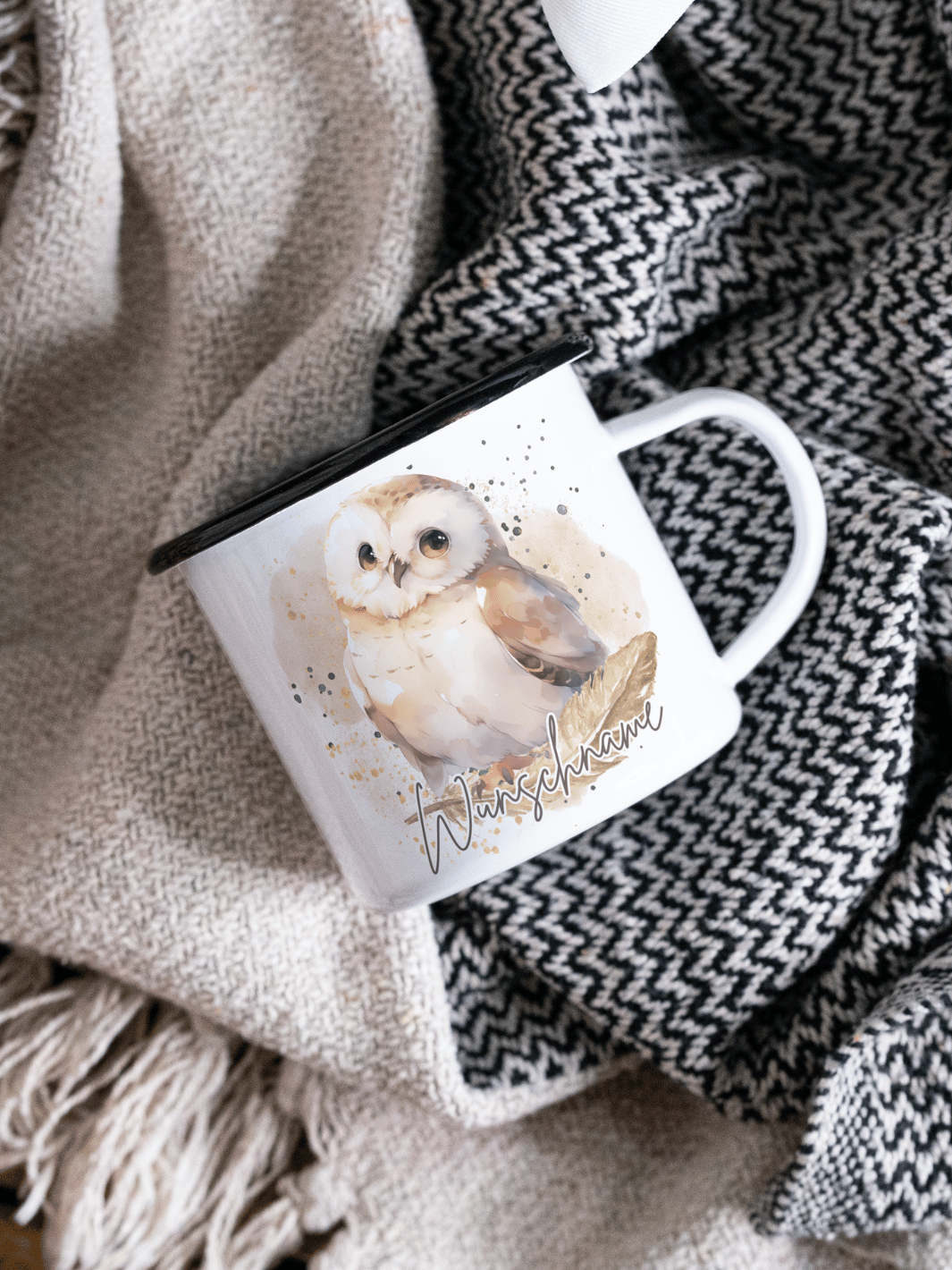 handgemachter, personalisierter Emaillebecher schwarz mit Motiv "Eule" links vom Henkel  - ideales Geschenk für Frauen