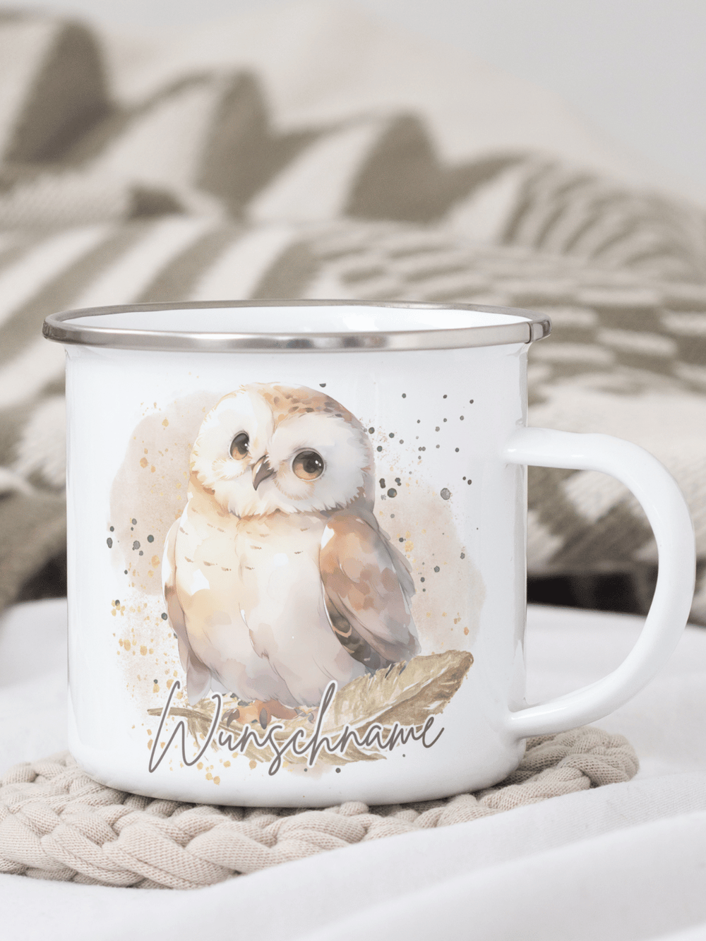 handgemachter, personalisierter Emaillebecher silber mit Motiv "Eule" links vom Henkel  - ideales Geschenk für Frauen