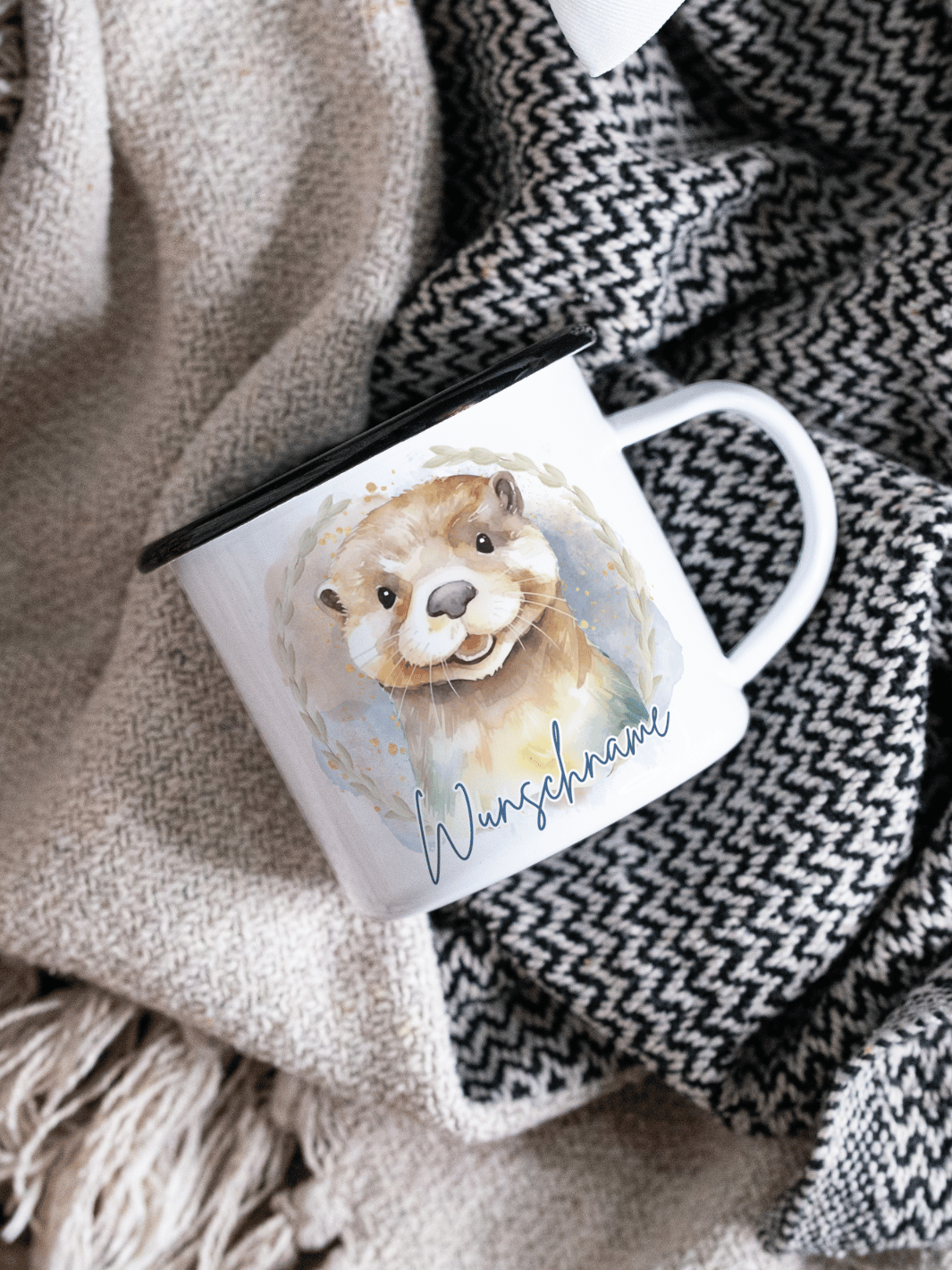 handgemachter, personalisierter Emaillebecher schwarz mit Motiv "Otter" links vom Henkel  - ideales Geschenk für Frauen