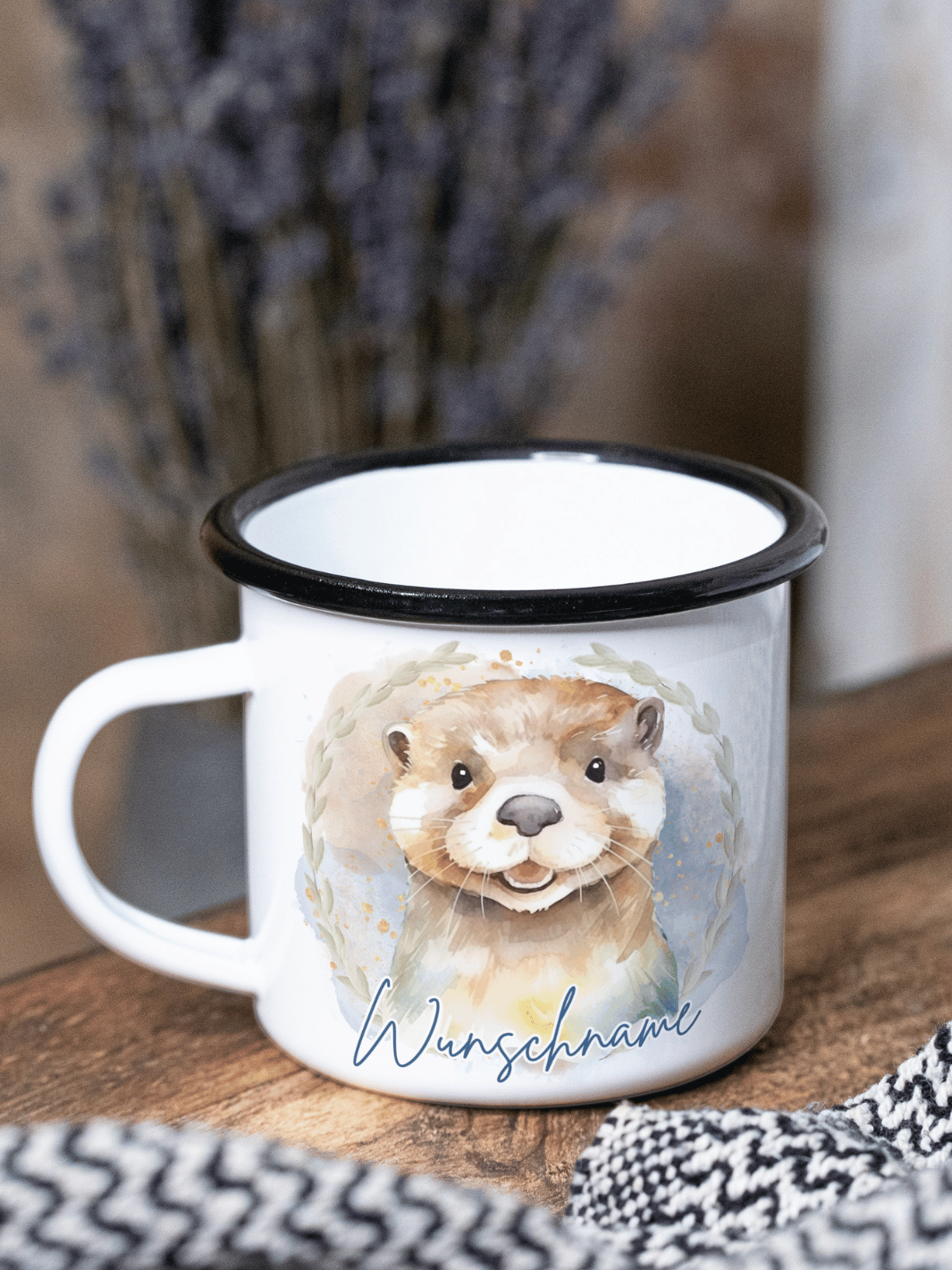 handgemachter, personalisierter Emaillebecher schwarz mit Motiv "Otter" rechts vom Henkel  - ideales Geschenk für Frauen