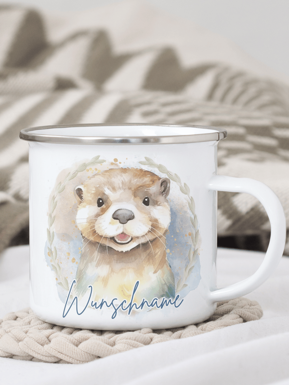 handgemachter, personalisierter Emaillebecher silber mit Motiv "Otter" links vom Henkel  - ideales Geschenk für Frauen