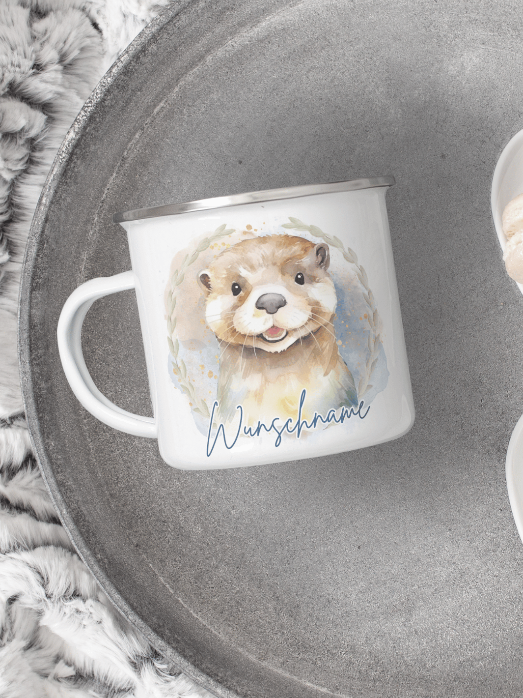 handgemachter, personalisierter Emaillebecher silber mit Motiv "Otter" rechts vom Henkel  - ideales Geschenk für Frauen