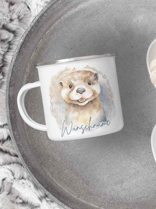 handgemachter, personalisierter Emaillebecher silber mit Motiv "Otter" rechts vom Henkel  - ideales Geschenk für Frauen