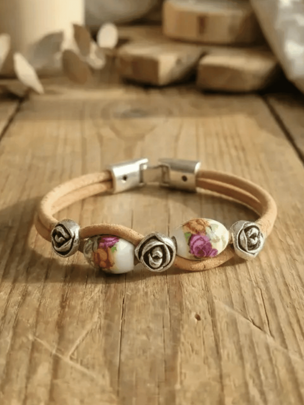 Korkarmband mit pinken Rosenperlen – Achtsame Geschenke für Frauen bei Alles auf Anfang in Bedburg, NRW