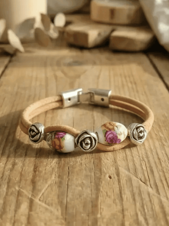 Korkarmband mit pinken Rosenperlen – Achtsame Geschenke für Frauen bei Alles auf Anfang in Bedburg, NRW