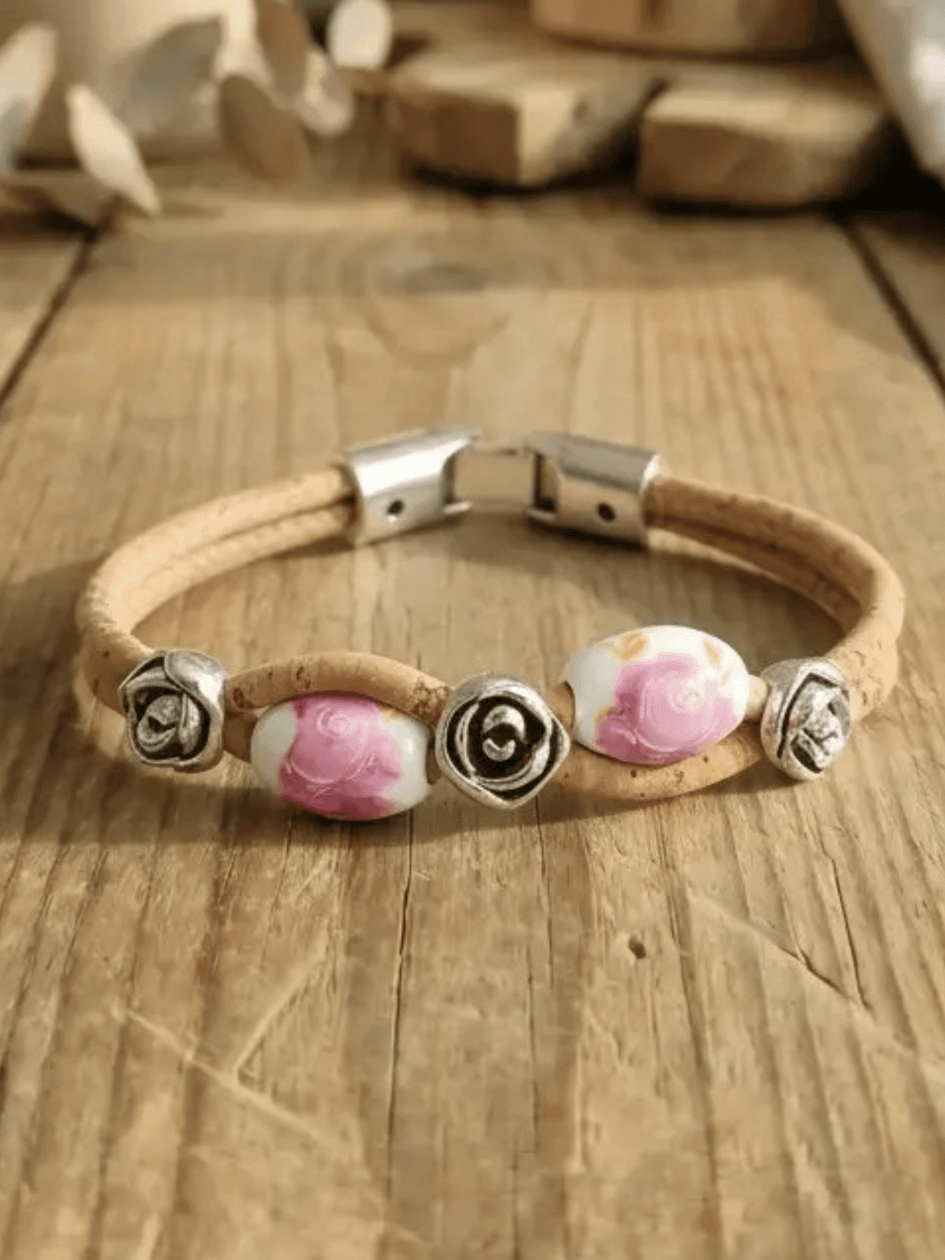 Korkarmband mit zarten rosa Rosenperlen für Sanftheit, Selbstfürsorge und stille Verbundenheit – Achtsame Geschenke für Frauen bei Alles auf Anfang in Bedburg, NRW