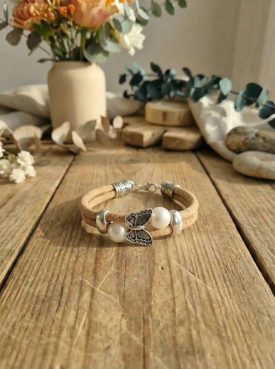 Korkarmband mit feinem Schmetterlingsmotiv – Achtsame Geschenke für Frauen bei Alles auf Anfang in Bedburg, NRW