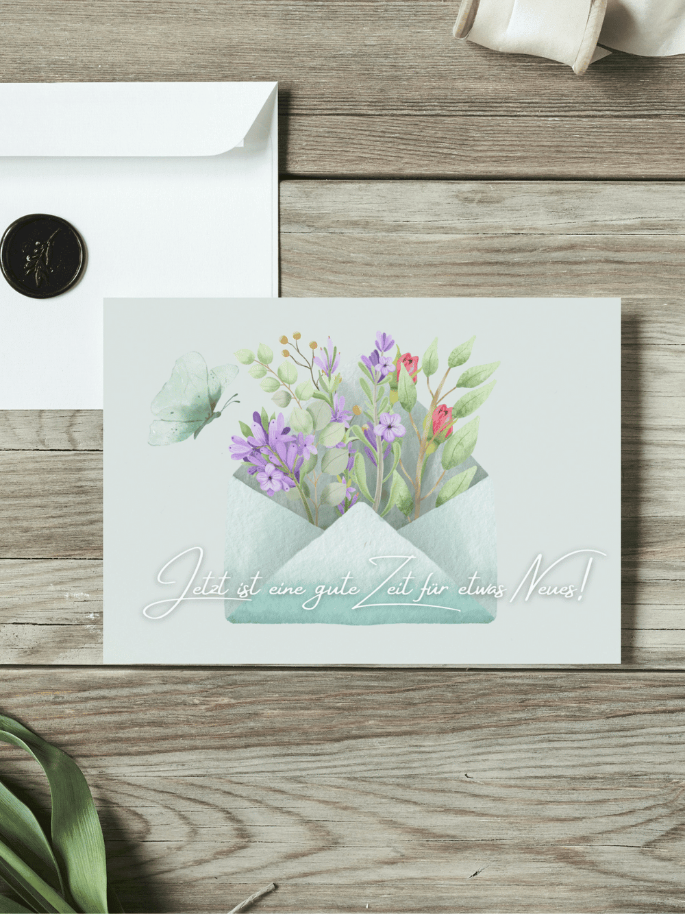 Eine Postkarte mit dem Schriftzug "Jetzt ist eine gute Zeit für etwas Neues"  Achtsame Geschenke für Frauen. Alles auf Anfang