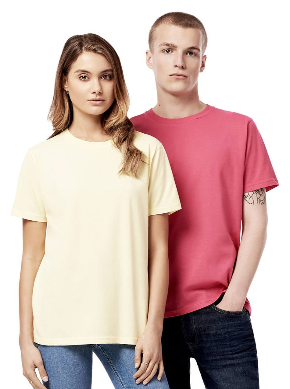 Models mit Unisex Basic T-Shirt
