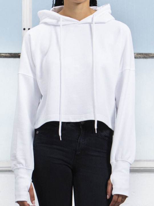 Model weißer cropped Hoodie